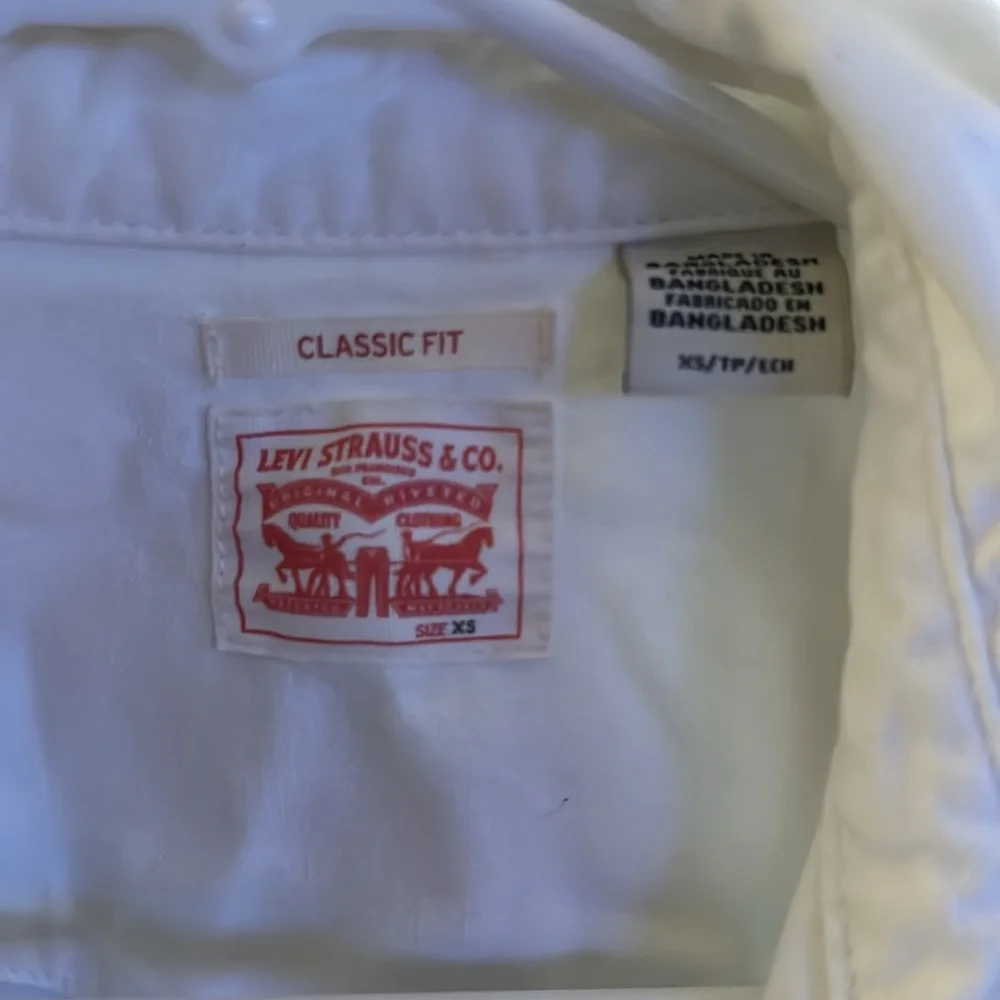 Levi’s long sleeve women’s white pearl button down shirt - Picture 2 of 6